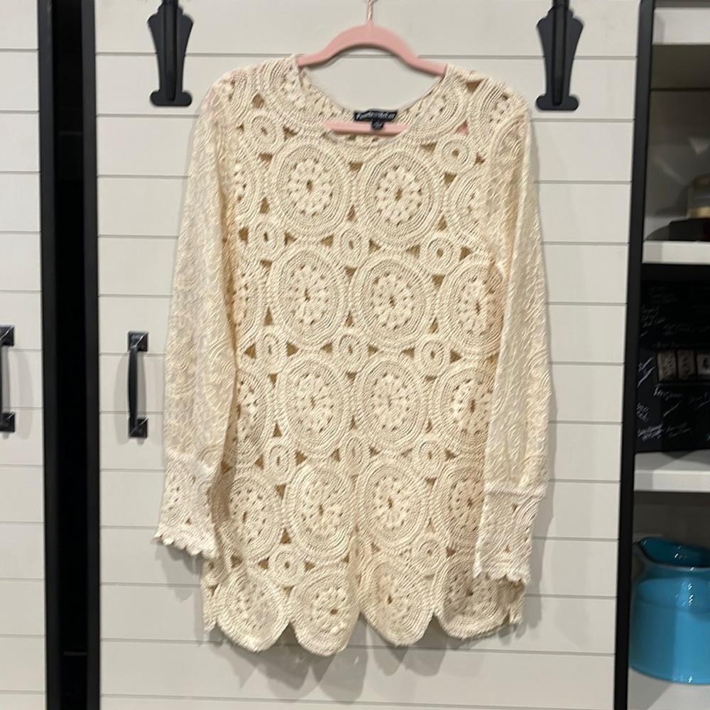 Beautiful blouse. Will need to wear a cami under it.